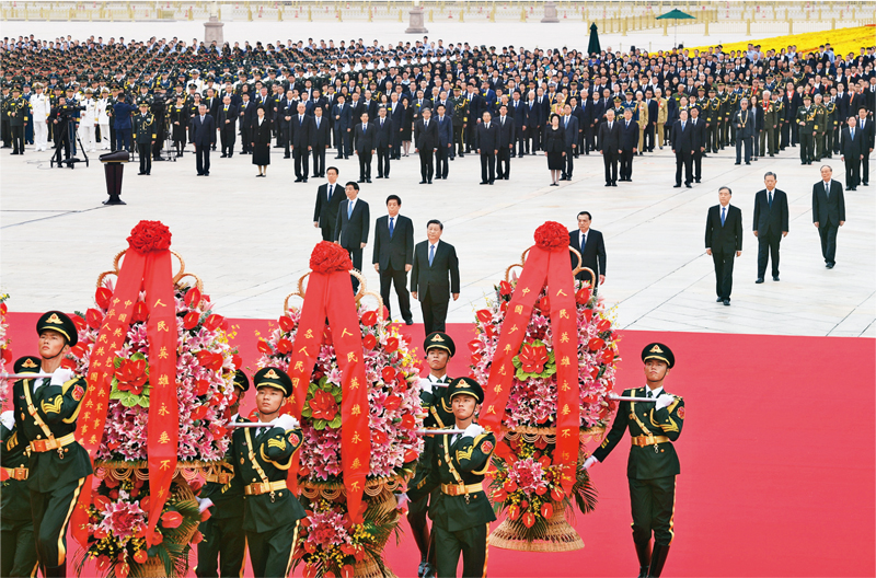 2021年9月30日上午，黨和國家領(lǐng)導(dǎo)人習(xí)近平、李克強(qiáng)、栗戰(zhàn)書、汪洋、王滬寧、趙樂際、韓正、王岐山等來到北京天安門廣場，出席烈士紀(jì)念日向人民英雄敬獻(xiàn)花籃儀式。 新華社記者 張領(lǐng)/攝
