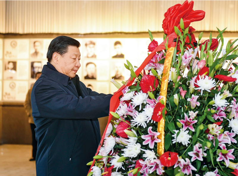 2016年2月1日至3日，中共中央總書記、國家主席、中央軍委主席習(xí)近平來到江西，看望慰問廣大干部群眾和駐贛部隊。這是2月2日，習(xí)近平在井岡山革命烈士陵園向革命烈士敬獻(xiàn)花籃。 新華社記者 謝環(huán)馳/攝