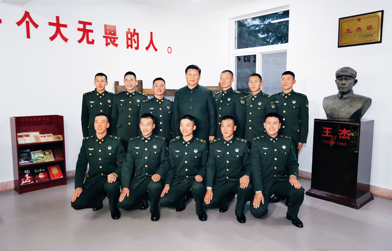 2017年12月13日，中共中央總書記、國家主席、中央軍委主席習(xí)近平到第71集團(tuán)軍視察。這是習(xí)近平同“王杰班”戰(zhàn)士合影。 新華社記者 李剛/攝