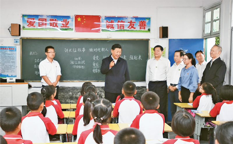 2020年9月16日至18日，中共中央總書記、國家主席、中央軍委主席習(xí)近平在湖南考察。這是16日下午，習(xí)近平在郴州市汝城縣文明瑤族鄉(xiāng)第一片小學(xué)，同正在上思政課的同學(xué)們親切交流。 新華社記者 謝環(huán)馳/攝