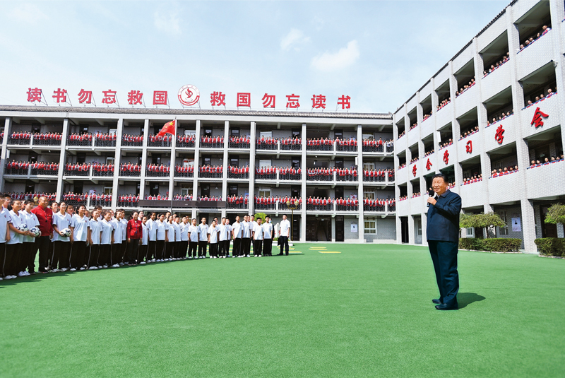 2021年9月13日至14日，中共中央總書記、國家主席、中央軍委主席習(xí)近平在陜西省榆林市考察。這是14日上午，習(xí)近平在綏德實驗中學(xué)考察時，同師生親切交流。 新華社記者 謝環(huán)馳/攝